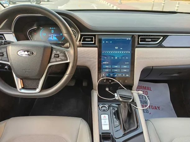 Car image 18
