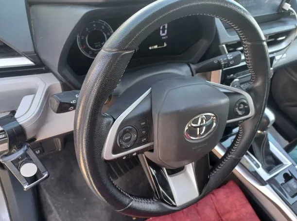 Car image 19