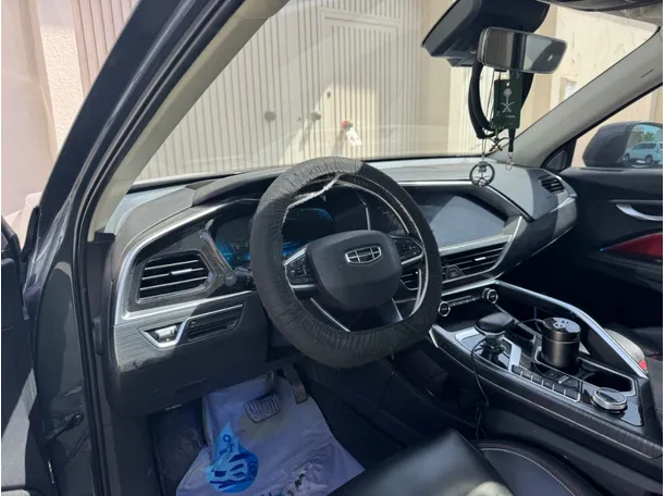 Car image 12