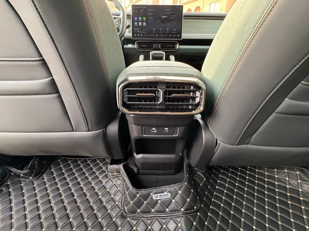 Car image 25