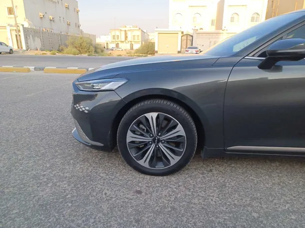 Car image 9