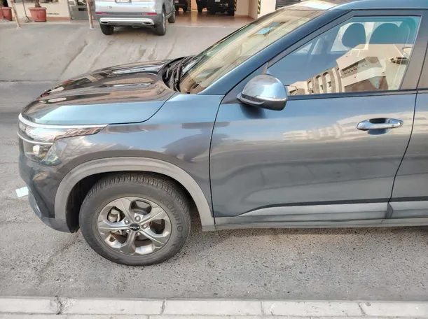 Car image 9