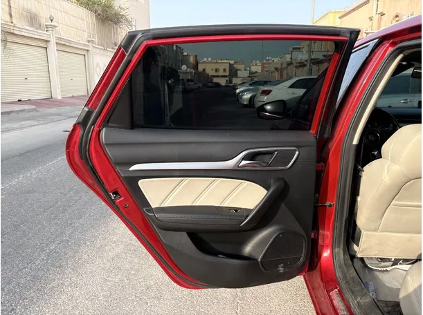 Car image 14