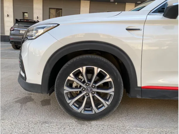 Car image 9