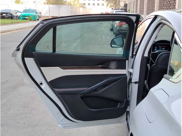 Car image 14