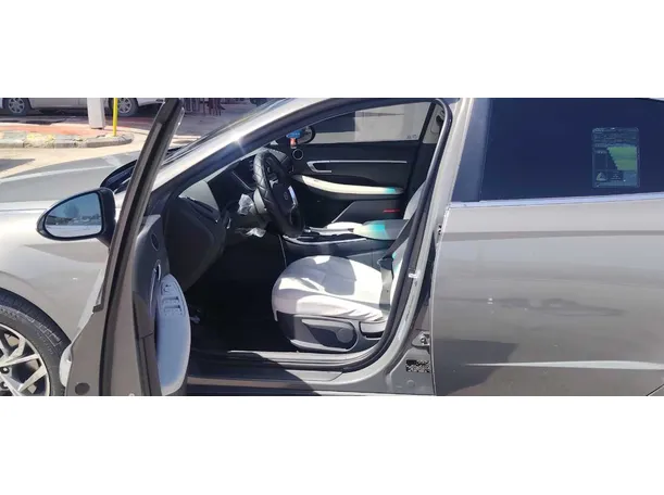 Car image 12