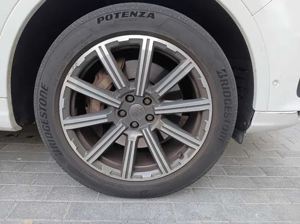 Car image 9