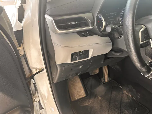 Car image 30