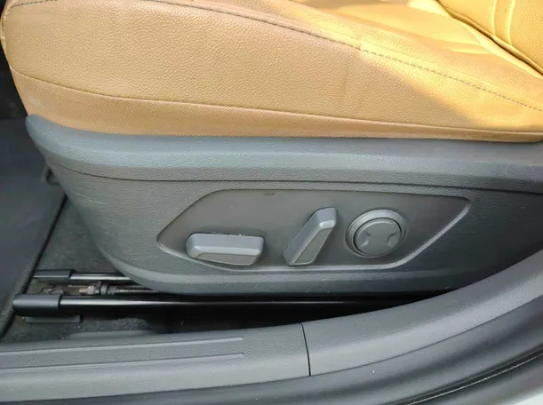 Car image 38