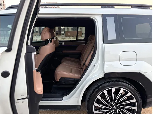 Car image 15