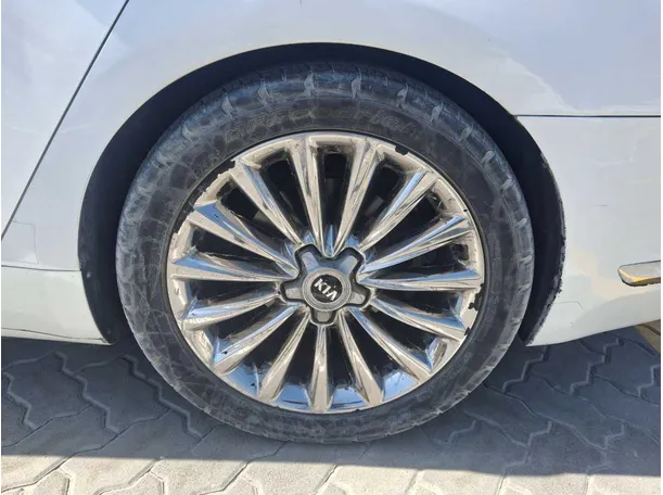 Car image 9