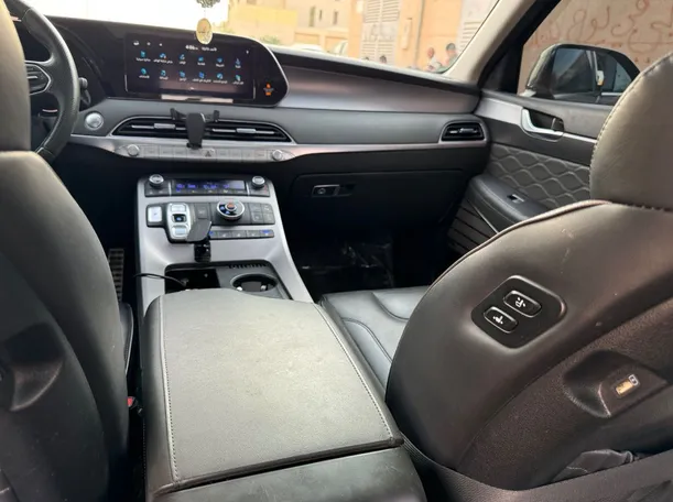 Car image 18