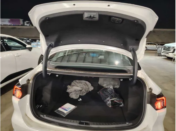Car image 32