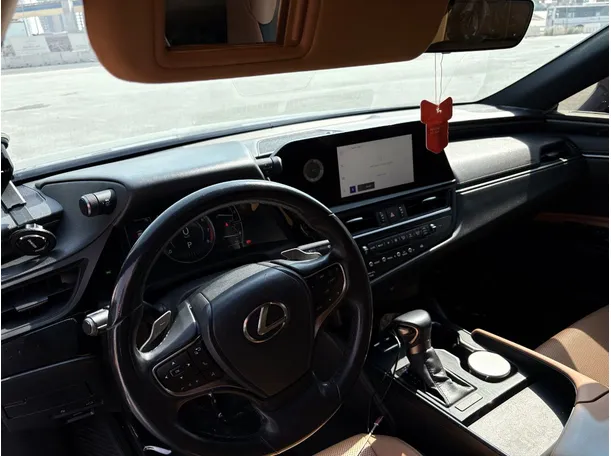 Car image 11