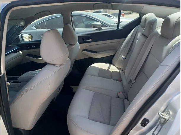 Car image 14