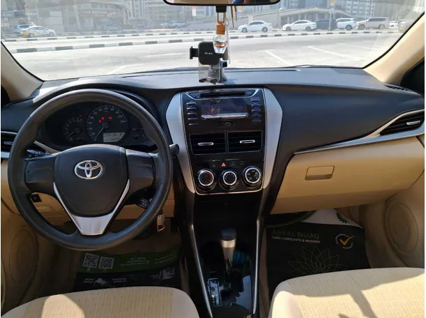 Car image 14