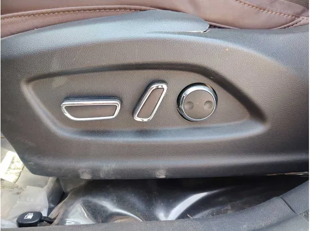 Car image 26