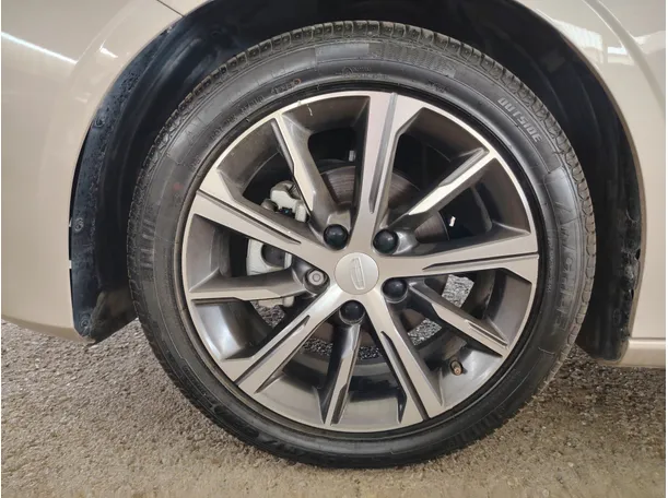 Car image 9