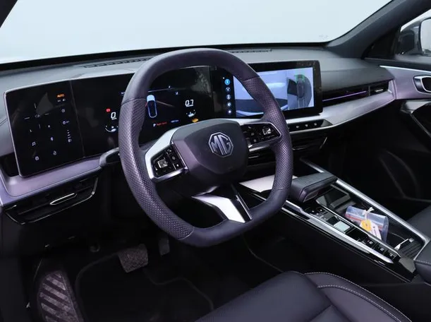 Car image 4