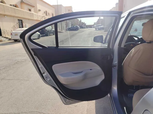 Car image 15