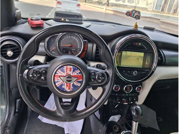 Car image 14