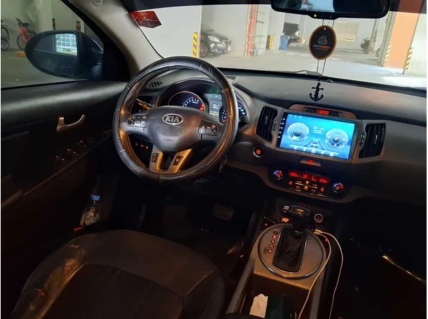 Car image 14