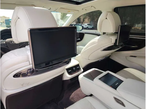 Car image 17