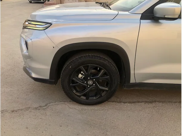 Car image 9
