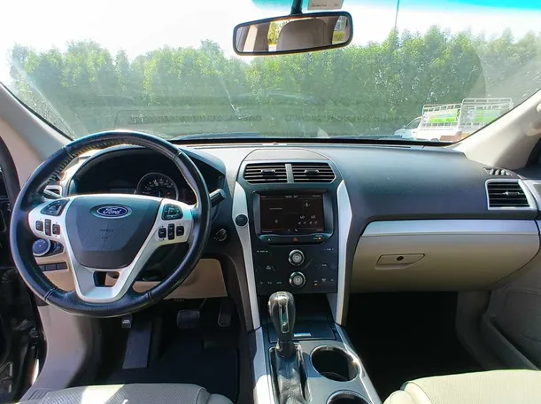 Car image 15