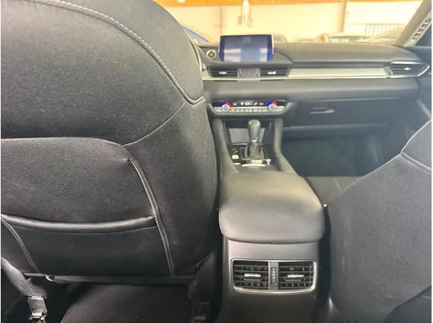 Car image 17