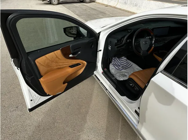 Car image 10