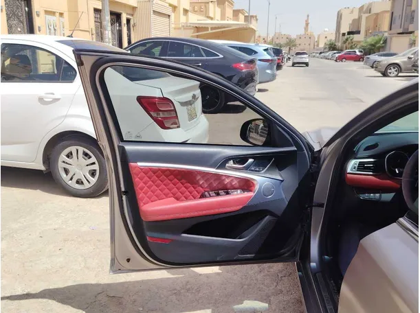 Car image 12