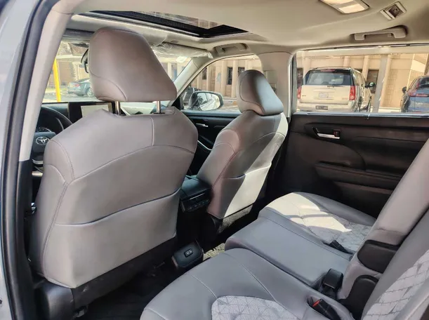 Car image 18