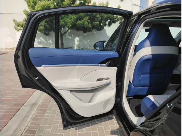 Car image 14