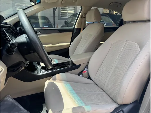 Car image 12