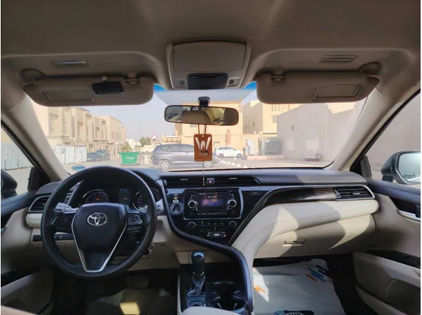 Car image 14