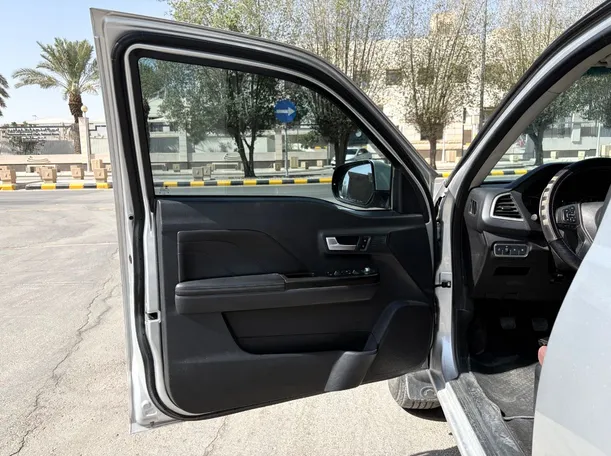 Car image 10