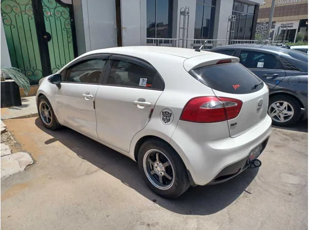 Car image 8