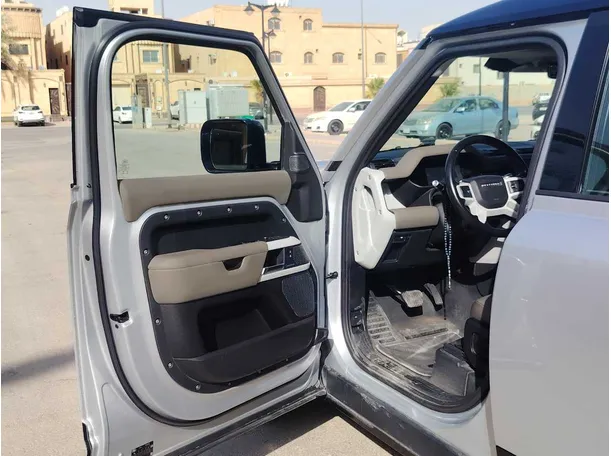 Car image 11