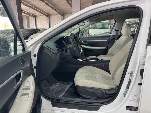 Car image 11