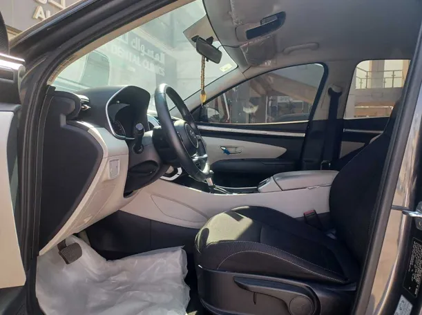 Car image 12