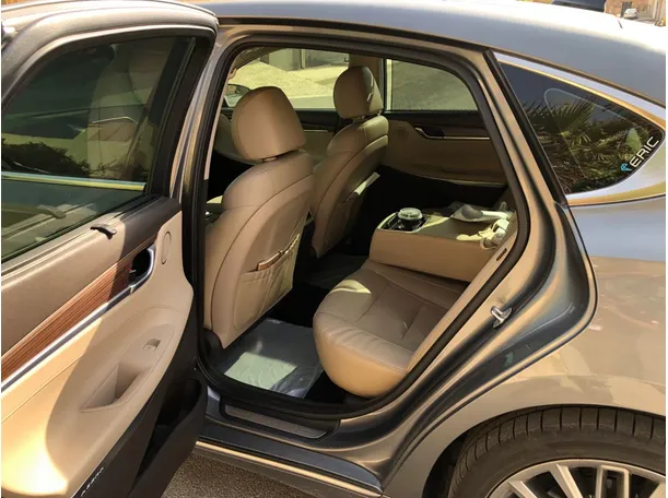 Car image 12