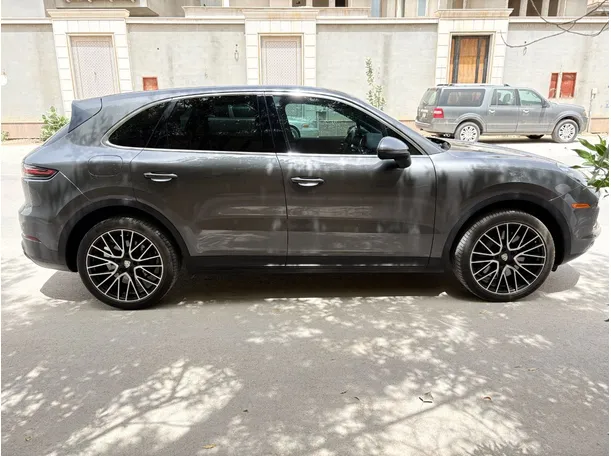 Car image 4