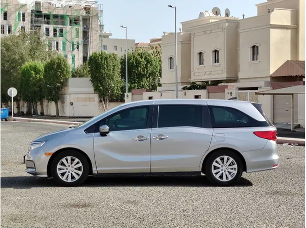 Car image 8