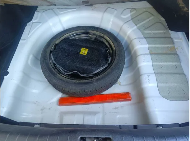 Car image 17