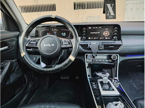 Car image 19