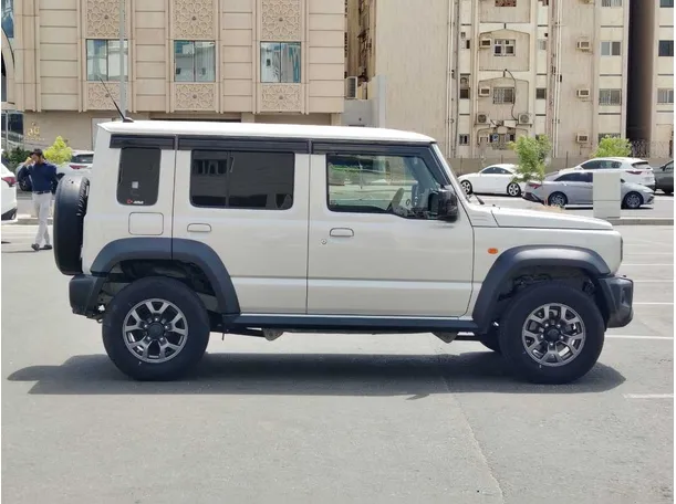 Car image 4
