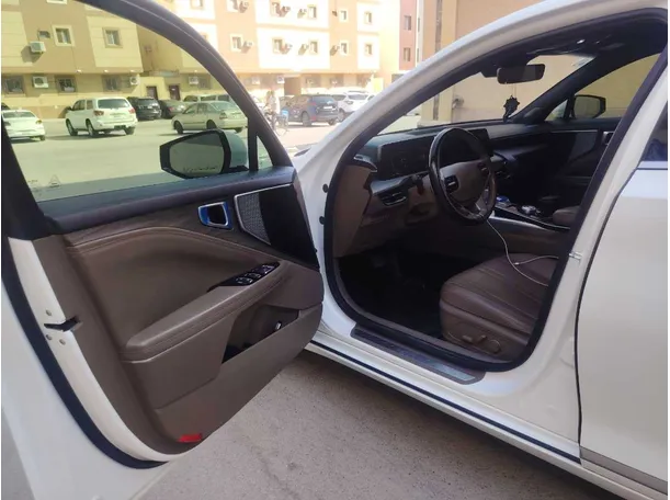 Car image 11