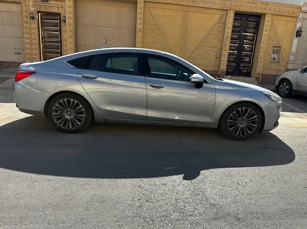 Car image 4