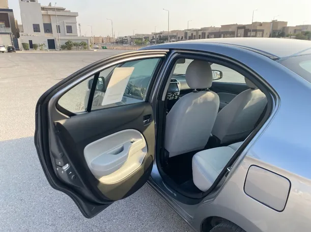 Car image 12